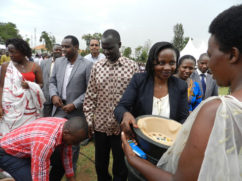 Minisitiri Isumbingabo yashyikirije abaturage b'i Rwamagana imbabura za kijyambere zikoresha amakara make.