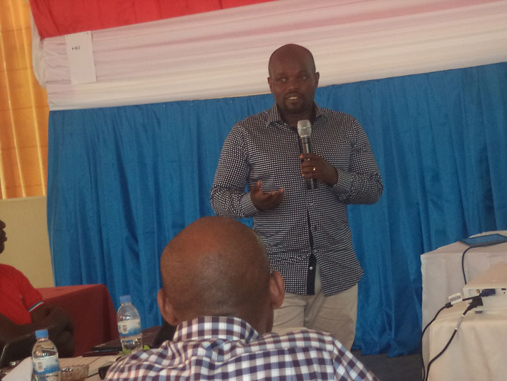 Minisitiri Jean Philbert Nsengimana asobanurira bamwe mu banyamuryango ba RPF ko ibyaha byifashisha ikoranabuhanga bikomeje kwiyongera.