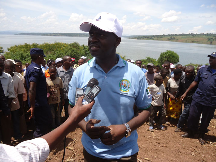 Minisitiri Kamanzi asaba abaturage kubungabunga neza ibiyaga n'inzuzi.