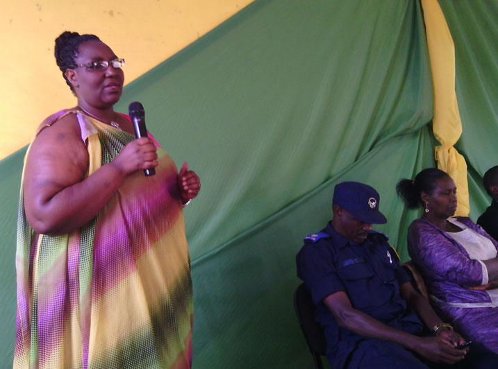 Minisitiri Mukantabana Seraphine aganira n'abaturage bahungutse mu karere ka Nyamagabe.