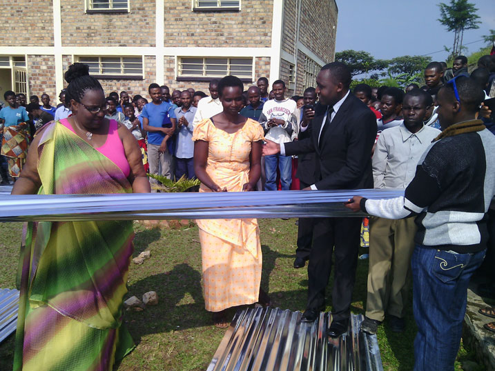 Minisitiri Mukantabana n'umuyobozi w'akarere Mugisha Philbert bahereza umuturage isakaro (uri hagati).