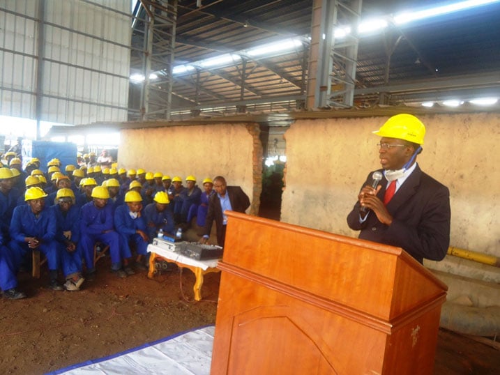 Minisitiri Murekezi yasabye abakozi b'uruganda SteelRwa kumenya ko ubuzima n'umutekano mu kazi ari byo bikwiriye kubanza imbere.