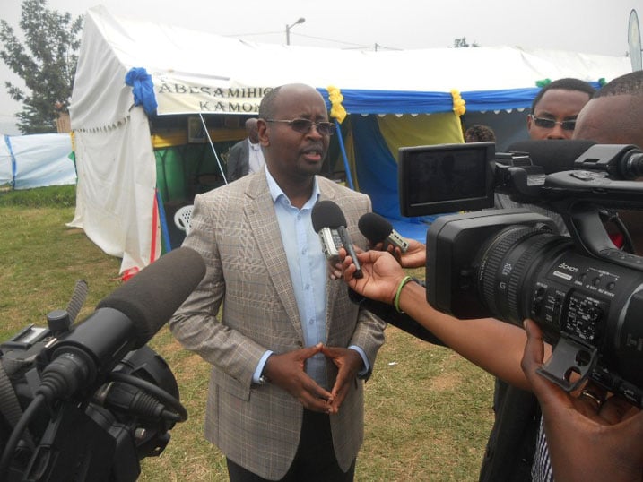 Minisitiri Musoni aganira n'abanyamakuru nyuma yo gufungura expo.
