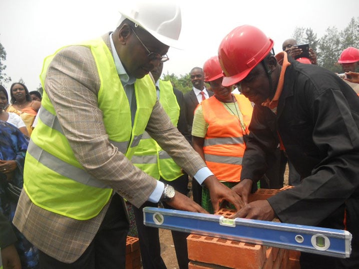 Minisitiri Musoni atangiza inyubako y'isoko rya Kijyambere rya Bishenyi.