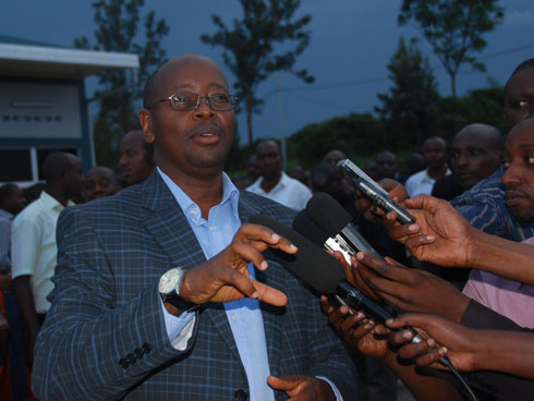 Minisitiri Musoni aganira n