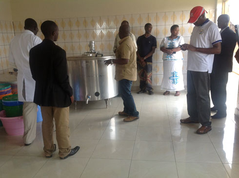 Minisitiri Nsengimana aganira n'abanyamuryango ba Biocoop Rwanda.