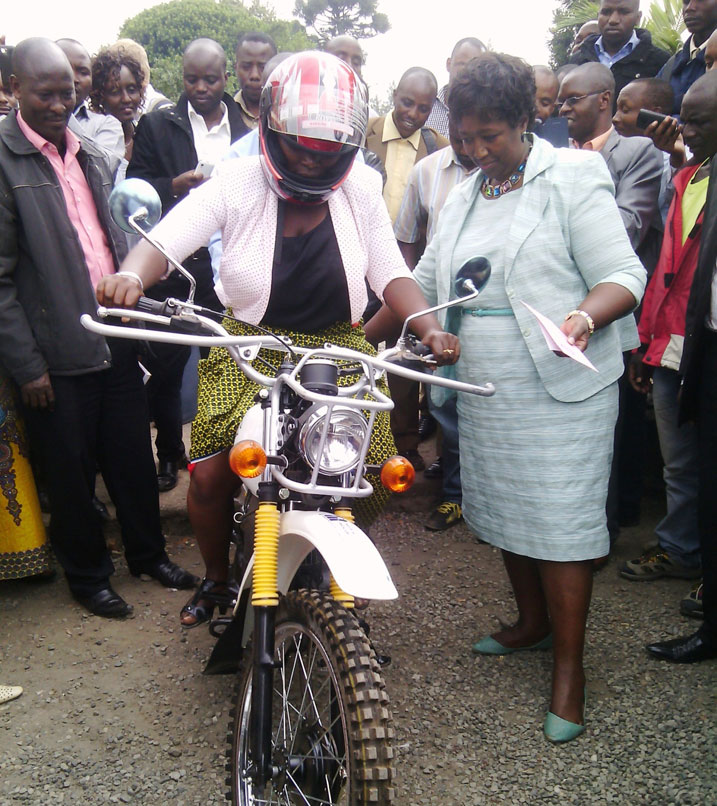Minisitiri ashyikiriza Mukakalisa wo ku Kigo Nderabuzima cya Kibilizi ipikipiki.