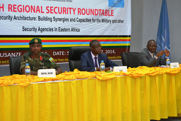 Minisitiri w'Ingabo Gen. James Kabarebe (hagati) ari kumwe n'Umuyobozi wa RPA n'uwa ACODE.