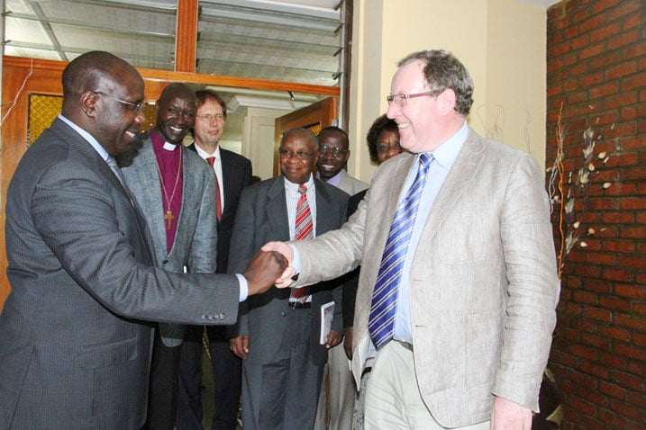 Minisitiri w'Intebe asuhuza umwe mu bashyitsi baturutse mu Itorero ry'ivugabutumwa rya Westphalia ryo mu gihugu cy'u Budage.