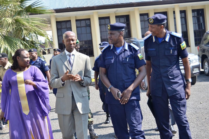 Minisitiri w'Umutekano mu gihugu, Sheihk Musa Fazil Harelimana ari kumwe n'abapolisi bakuru bo mu Rwanda.