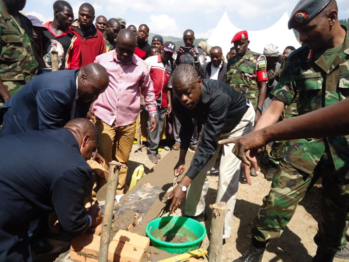 Minisitiri w'ingabo, Gen. James Kabarebe, atangiza igikorwa cyo kubaka poste de sante mu murenge wa Kaniga mu karere ka Gicumbi.