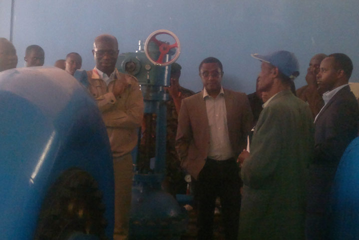 Minisitiri w'intebe ari gusobanurirwa uburyo urugomero rwa Rugezi rumaze umwaka wose rudakora.