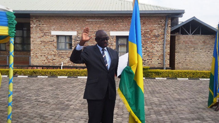 Minisitiri w'ubutabera Busingye Johnson yakira indahiro z'abakozi bashinzwe iby'ubutaka.