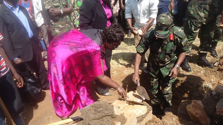 Minisitiri w'ubuzima, Dr Agnes Binagwaho hamwe n'umugaba w'ingabo zirwanira ku butaka, Maj. Gen. Frank Mushyo Kamanzi bashyira ibuye ry'ifatizo ahubakwa Poste de santé.