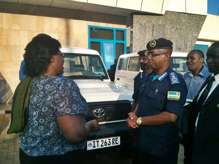 Minisitiri wa MIDIMAR, Seraphine Mukantabana n'umuyobozi mukuru wungirije muri Polisi, DIGP Stanley Habimana, nyuma yo gushyikirizwa imodoka.