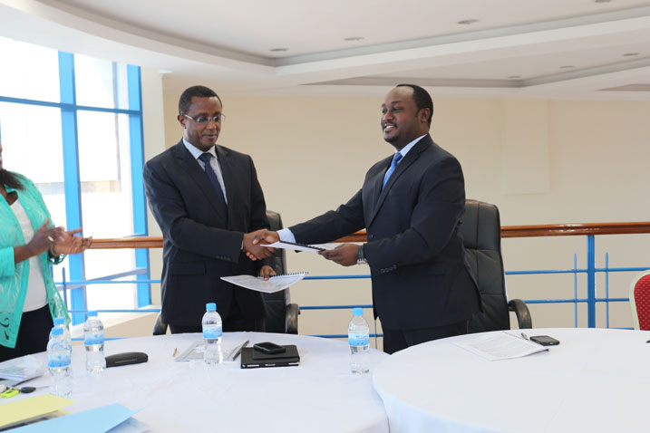 Umunyamabanga wa Leta wari ihagarariye Minisitiri Kamanzi aherekanya ububasha na Minisitiri Biruta wahawe kuyobora MINERENA.
