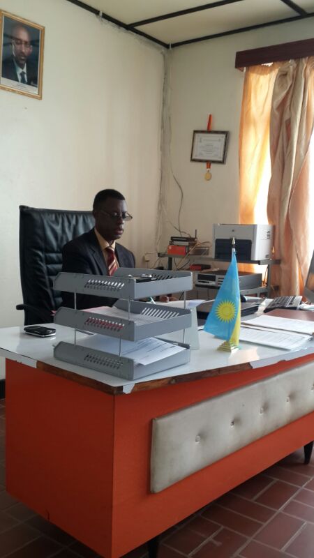 Minisitiri Gen. James Kabarebe yanditse mu gitabo cy'abashyitsi ashima imikorere y'uruganda.