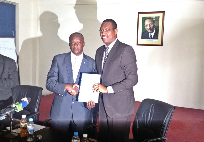 Minisitiri Habineza ahabwa inyandiko za MINISPOC na Ambasaderi Mitali.