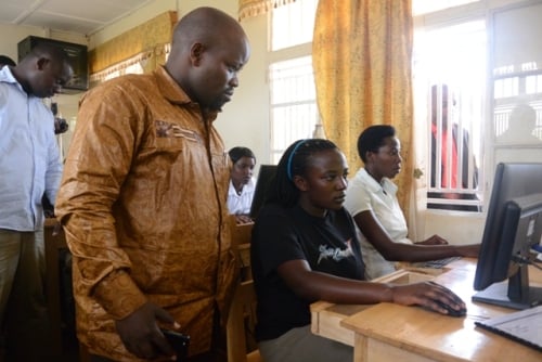 Minisitiri Jean Philbert Nsengimana ubwo yasuraga urubyiruko rw