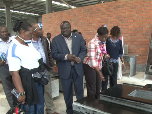 Minisitiri Mukaruriza (Iburyo) na Depite muri EALA Christophe Bazivamo bareba amakaro akorwa na EAGI.