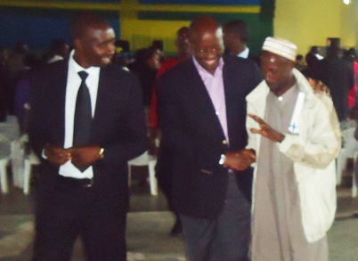 Minisitiri Musoni James aganira na Niyomugabo Hamada ku kibazo cyo kwamburwa kashe.