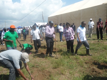 Minisitiri Musoni na Guverineri w' Intara hamwe n'abandi bayobozi mu gikorwa cyo gutera ibiti.