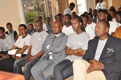Minisitiri Nsengimana ari kumwe na bamwe mu bahanzi na ba Nyampinga ku rwibutso rwa Gisozi.
