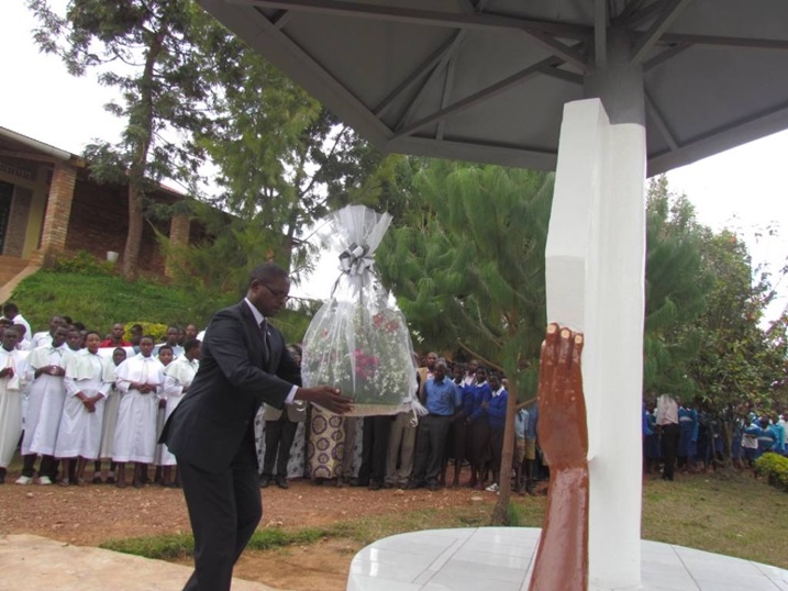 Minisitiri harebamungu ashyira indabo ahashyinguye imibiri y'abazize Jenoside.