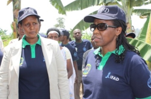 Minisitiri karibata (iburyo) na Oda Gasinzigwa barasaba abahinzi guhinga bya kijyambere.