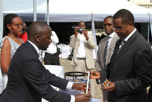 Minisitiri w'Uburezi, Vincent Biruta acana urumuri rw'icyizere.