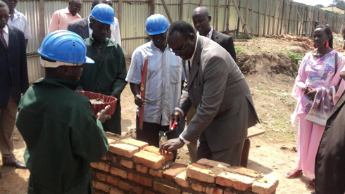 Minisitiri w'inganda n'ubucuruzi ashyira ibuye ry'ifatizo ku nyubako y'isoko mpuzamahanga rya Rusizi ya mbere.