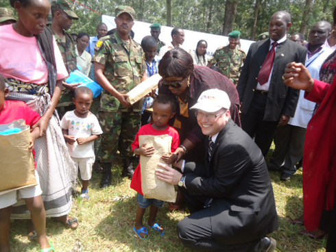 Minisitiri w'ubuzima n'umuyobozi wa USAID mu Rwanda bashyikiriza inzitiramibu umwana w'imyaka itatu.