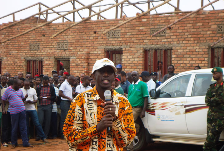 Ministiri Francis Kaboneka aganiriza abaturage b'i Jabana.