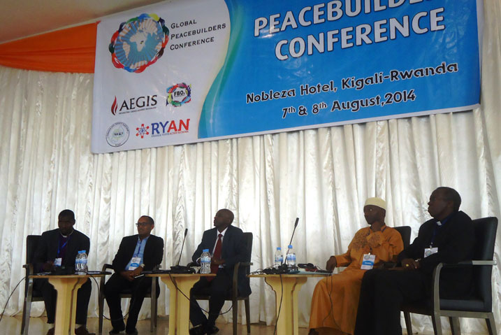 Abayobozi b'amadini n'indi miryango igize Global Peacebuilders, Ministiri Francis Kaboneka (hagati muri bo), mu nama mpuzamahanga yo gushakira amahoro ibihugu bya Afurika biri mu ntambara.