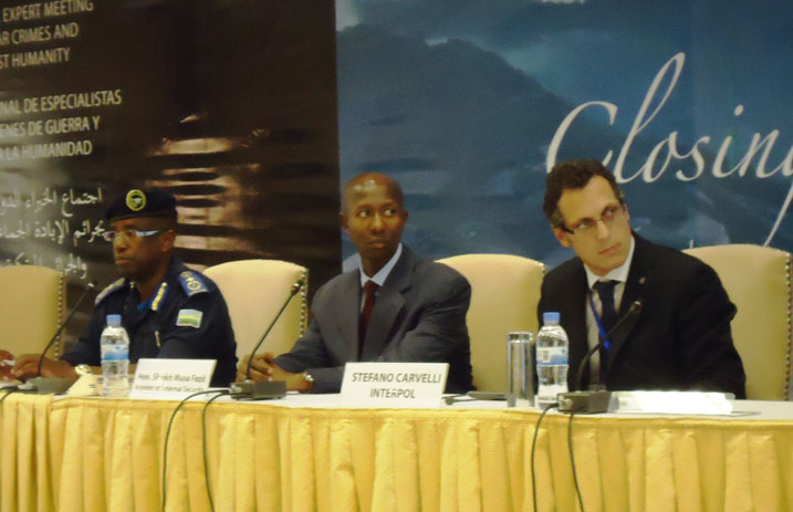 Ministiri w'Umutekano mu Rwanda, Umuyobozi wa INTERPOL wungirije (iburyo) hamwe n'Umuyobozi wa Polisi y'igihugu wungirije (ibumoso).