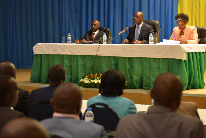Ministiri w'intebe hagati ya Ministiri muri MINALOC (ibumoso) na Ministiri muri MINICAF, bayoboye inama y'ubugororangingo ku mihigo y'umwaka wa 2014-2015.