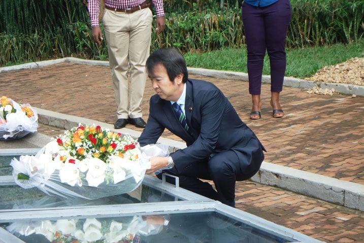 Ministiri w'ububanyi n'amahanga w'u Buyapani, Hirotaka Ishihara ashyira indabo ku mva zo ku rwibutso rwa Jenoside rwa Kigali.