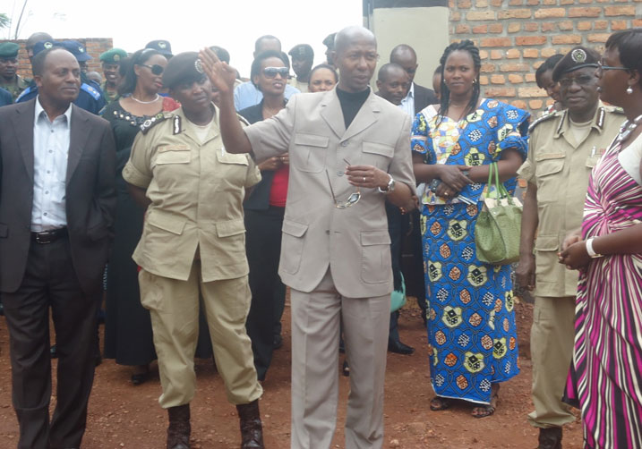 Minisitiri ufite amagereza mu nshingano yemeje ko abagore bagaragaje ko babungabunga isuku badohorerwa bakagira umusatsi uko babyifuza.