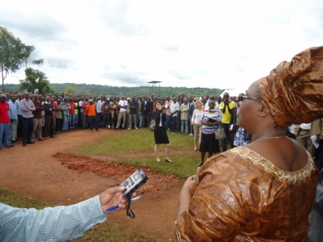 Minisitiri Mukantabana aganira n