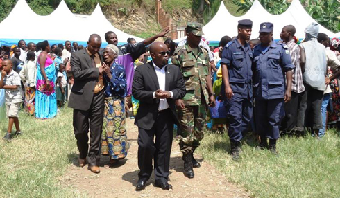 Ministre Nsengimana yabwiye abanya Karongi ko nubwo atari we ushinzwe ako karere yifuje kuba ari we uza kubera urukumbuzi yari abafitiye cyane ko ari naho avuka.