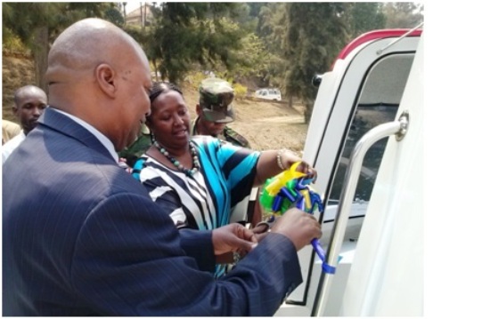 Ministre w'Ubuzima, Dr Binagwaho na Guverineri w'Intara, Kabahizi, babutaha ku mugaragaro.