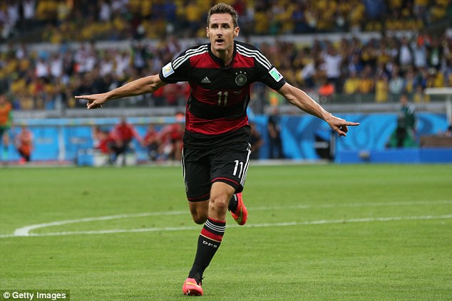 Miroslav Klose yesheje umuhigo w'ibitego 16 aba uwa mbere ku isi umaze gutsinda ibitego byinshi mu gikombe cy'isi.