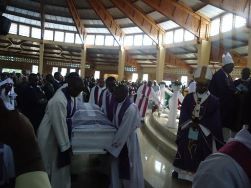Umurambo wa Musenyeri Misago ujyanwa mu mva icukuye muri Katederali ya Gikongoro