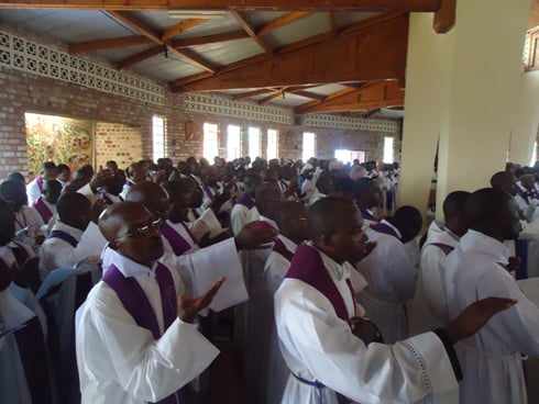 Abihaye Imana bagera kuri 300 bitabiriye umuhango wo gushyingura Musenyeri Misago