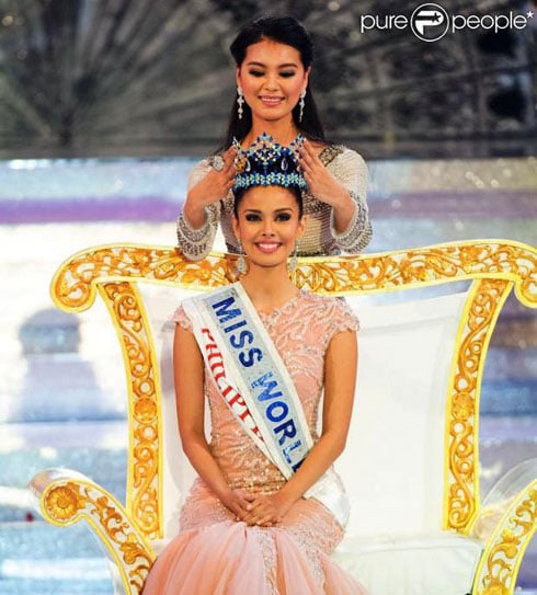 Miss Monde 2012, Wenxia Yu wo mu Bushinwa arimo kwambika ikamba Miss mushya Megan Young wo muri Philippines.
