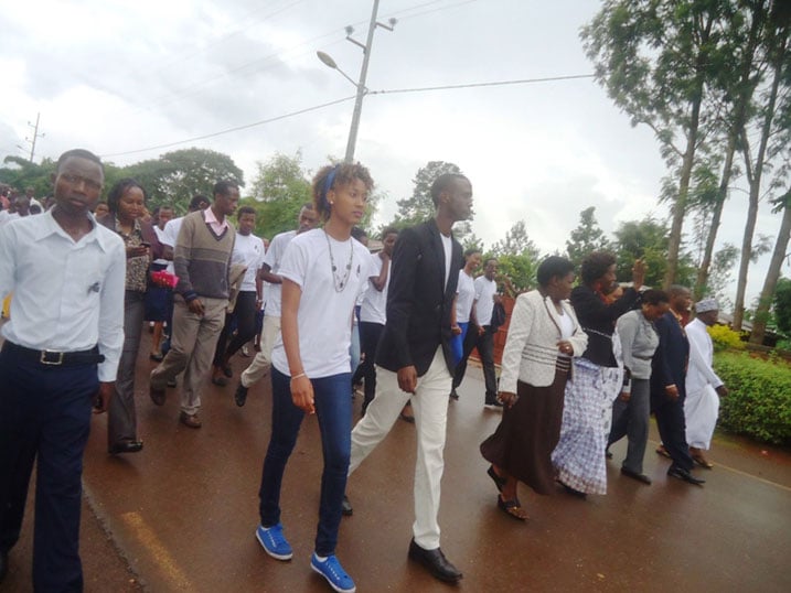 Miss Rwanda 2014, Akiwacu Colombe mu rugendo rwo kwibuka abana bishwe muri jenoside yakorewe Abatutsi.