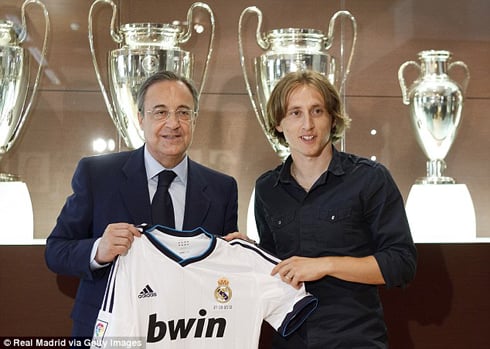 Modric ari kumwe na Perezida wa Real Madrid, Florentino Perez.