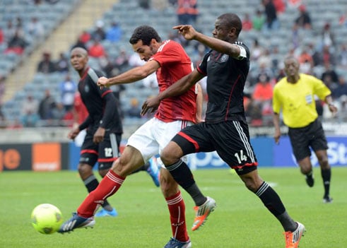 Mohamed Abou Trika (wambaye umutuku) yagize uruhare rukomeye mu guhesha Al-Ahly igikombe