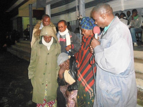 Sinangumuryango ufite micro, ashagawe na bake mu bo yabashije gufasha agahisha muri Jenoside none bakaba bakiriho.