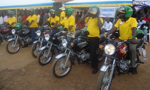 Bamwe mu banyamuryango baremewe amapikipiki.